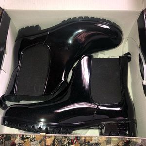 Black Mini Weather boots - size 8. NWT